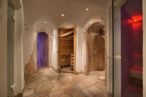 Sauna, hot tub, Turkish bath, manicures and pedicures