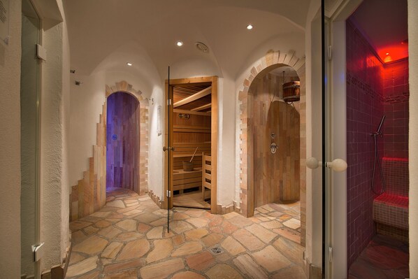 Sauna, hot tub, Turkish bath, manicures and pedicures