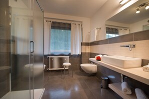 Rainfall showerhead, free toiletries, hair dryer, bathrobes - Hotel Cristallo (Moena)