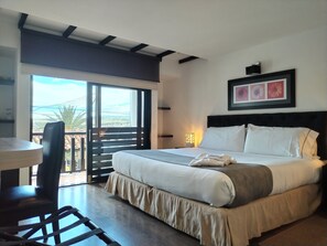Quarto casal superior, sacada | Roupas de cama premium, edredons de pluma, camas Tempur-Pedic, frigobar