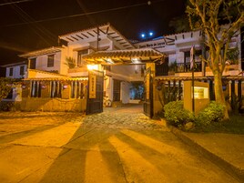 Fachada de la propiedad por la tarde o noche