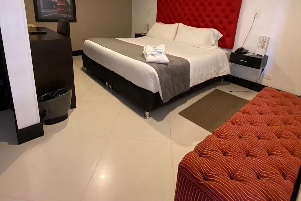 Roupas de cama premium, edredons de pluma, camas Tempur-Pedic, frigobar