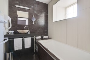 Deluxe Double Room | Bathroom