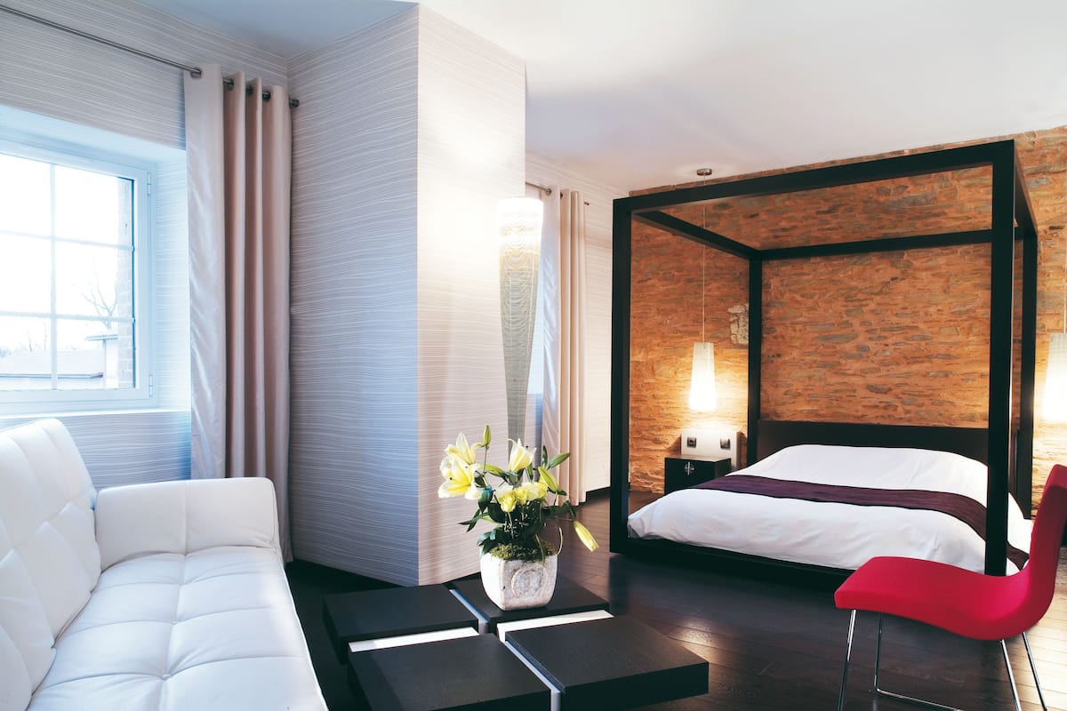 deluxe room, 1 double bed | in-room safe, individually furnished, desk, blackout curtains