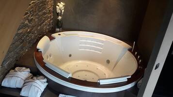 Suite | Private spa tub