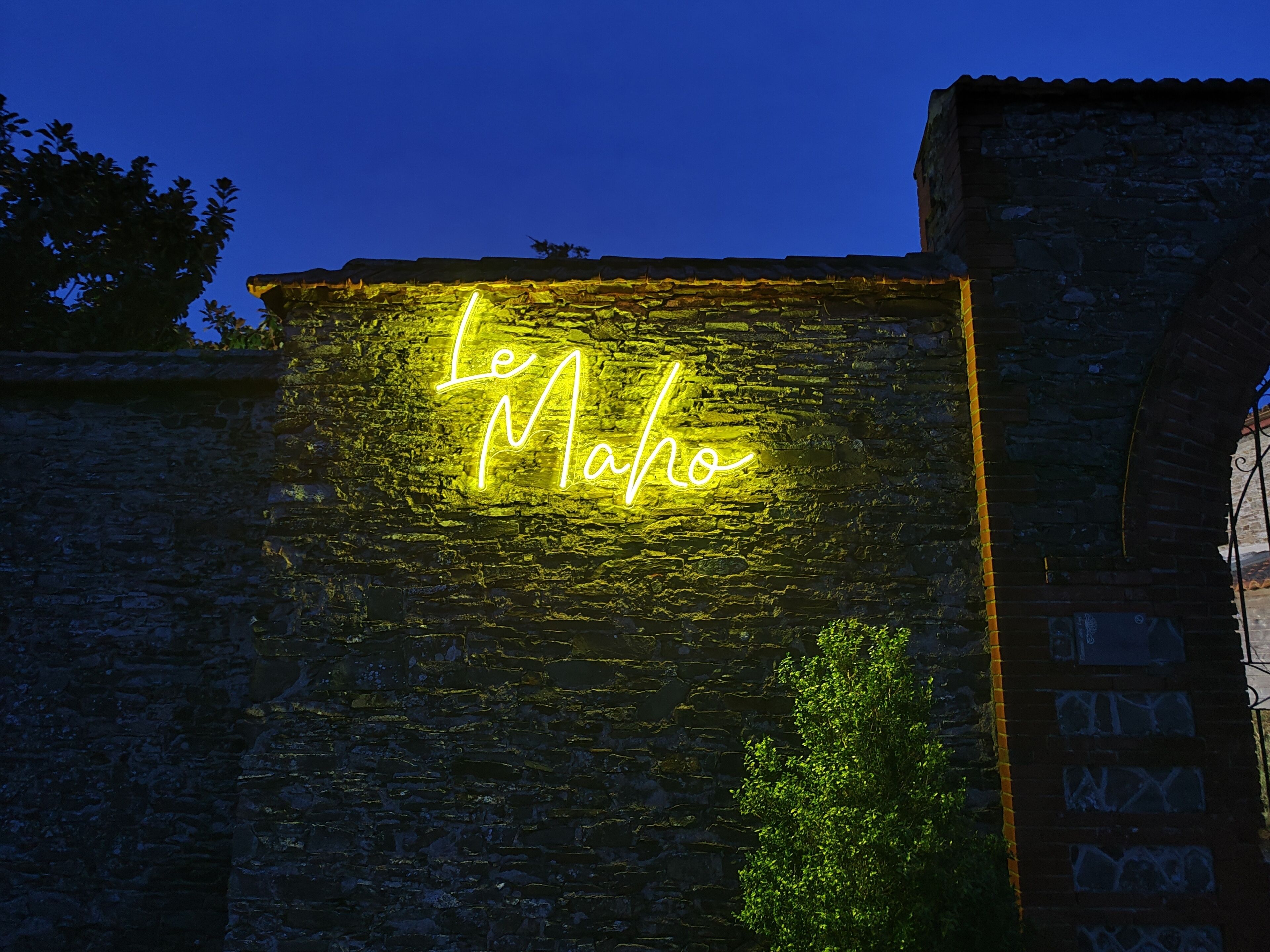 serves breakfast, lunch and dinner