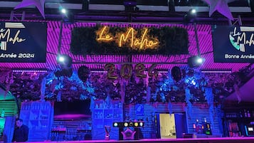 Serves breakfast, lunch, and dinner