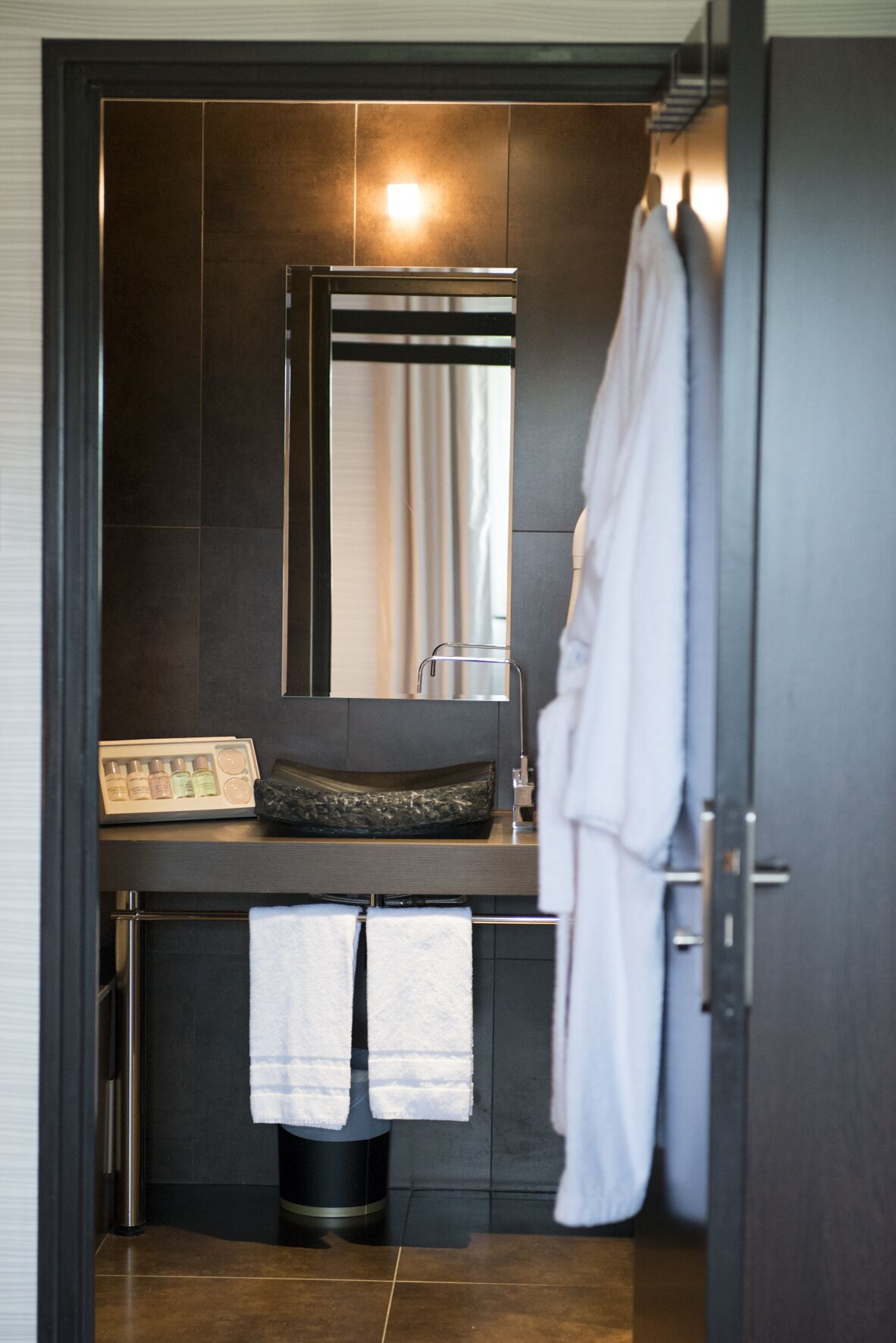 deluxe room, 1 double bed | in-room safe, individually furnished, desk, blackout curtains