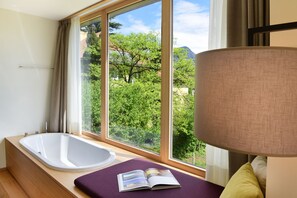 Suite – design, 1 soverom, badekar, utsikt mot vingård | Dypt badekar