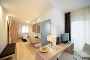 Habitación empresarial doble | Sábanas de algodón egipcio, ropa de cama de alta calidad y minibar 