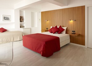 Triple Room, Kitchenette (Terrace) | Minibar, blackout curtains, soundproofing, iron/ironing board - Casa das Aguarelas (Mafra)
