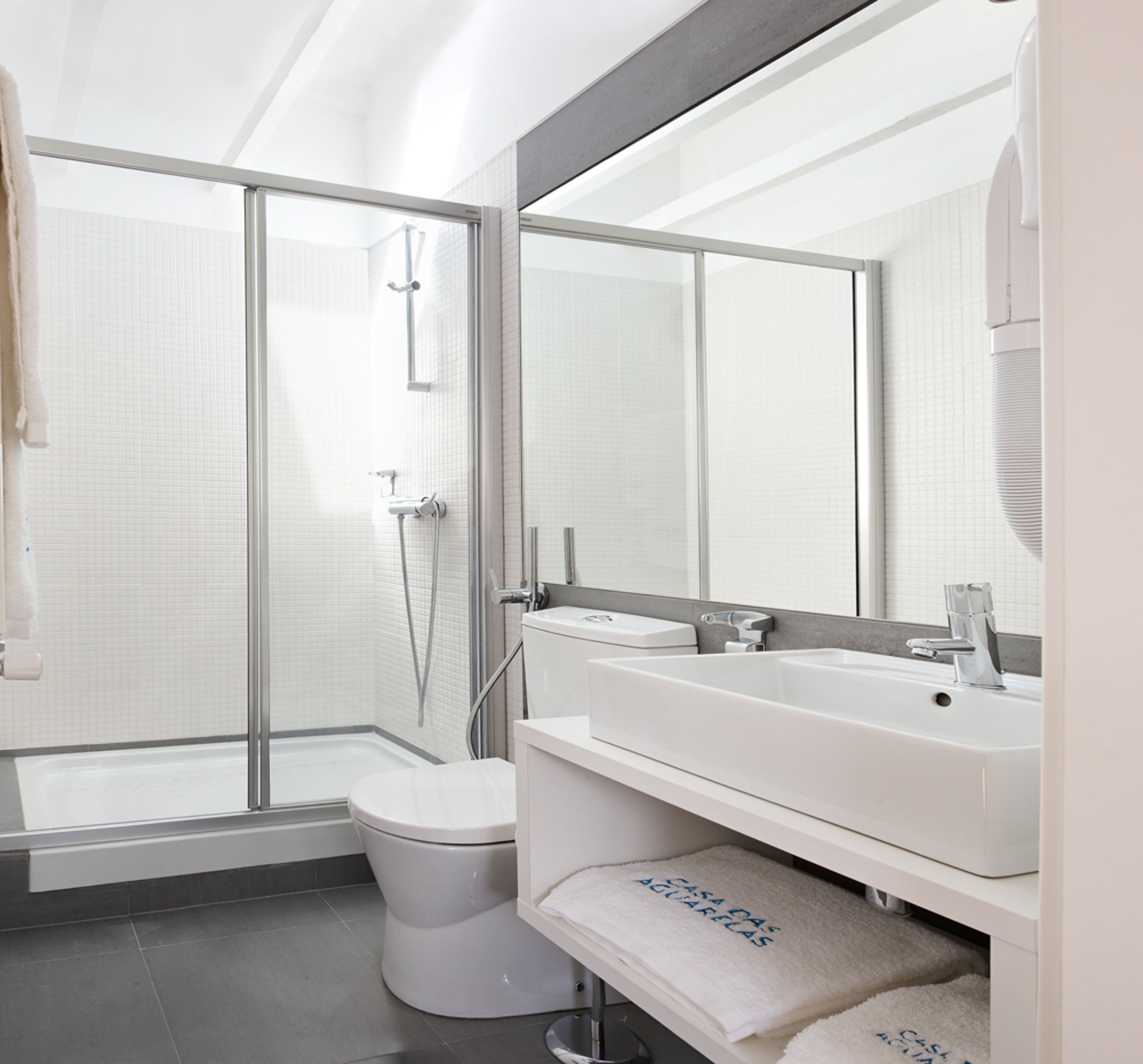 Economy Triple Room, City View | Bathroom | Shower, free toiletries, hair dryer, towels
