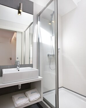Chambre Standard double ou avec lits jumeaux | Salle de bain | Douche, articles de toilette (gratuits), séchoir à cheveux