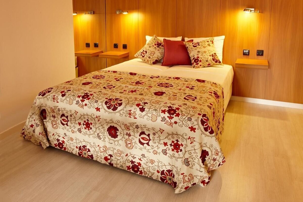 Minibar, blackout curtains, soundproofing