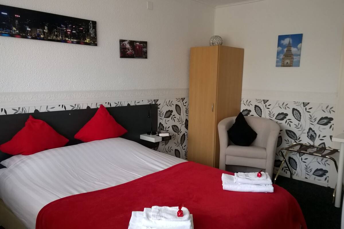 Habitación doble | Ropa de cama de alta calidad y tabla de planchar con plancha