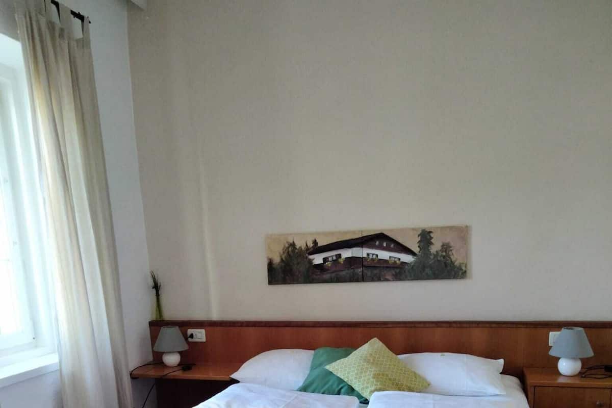 Basic Room | Down duvets, desk, iron/ironing board (on request), free WiFi