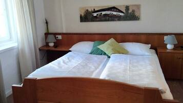 غرفة بتجهيزات أساسية | ألحفة محشوة بالريش ومكتب ومكواة/لوح كي وواي فاي مجانًا