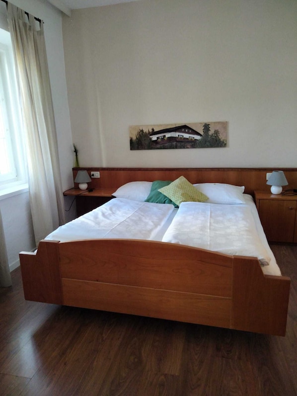 Quarto básico | Edredons de pluma, escrivaninha, ferros/tábuas de passar roupa