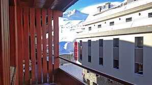 Ett hotell med utsikt över ett snötäckt berg.