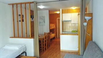 Estúdio básico (for 5 people) | Área de estar | TV 21 polegadas com canais digitais