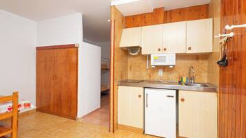 Monolocale Basic ( for 4 people) | Cucina privata | Frigorifero con congelatore, microonde, piano cottura