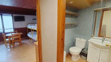 Eenvoudig appartement | Badkamer | Een diep bad, handdoeken