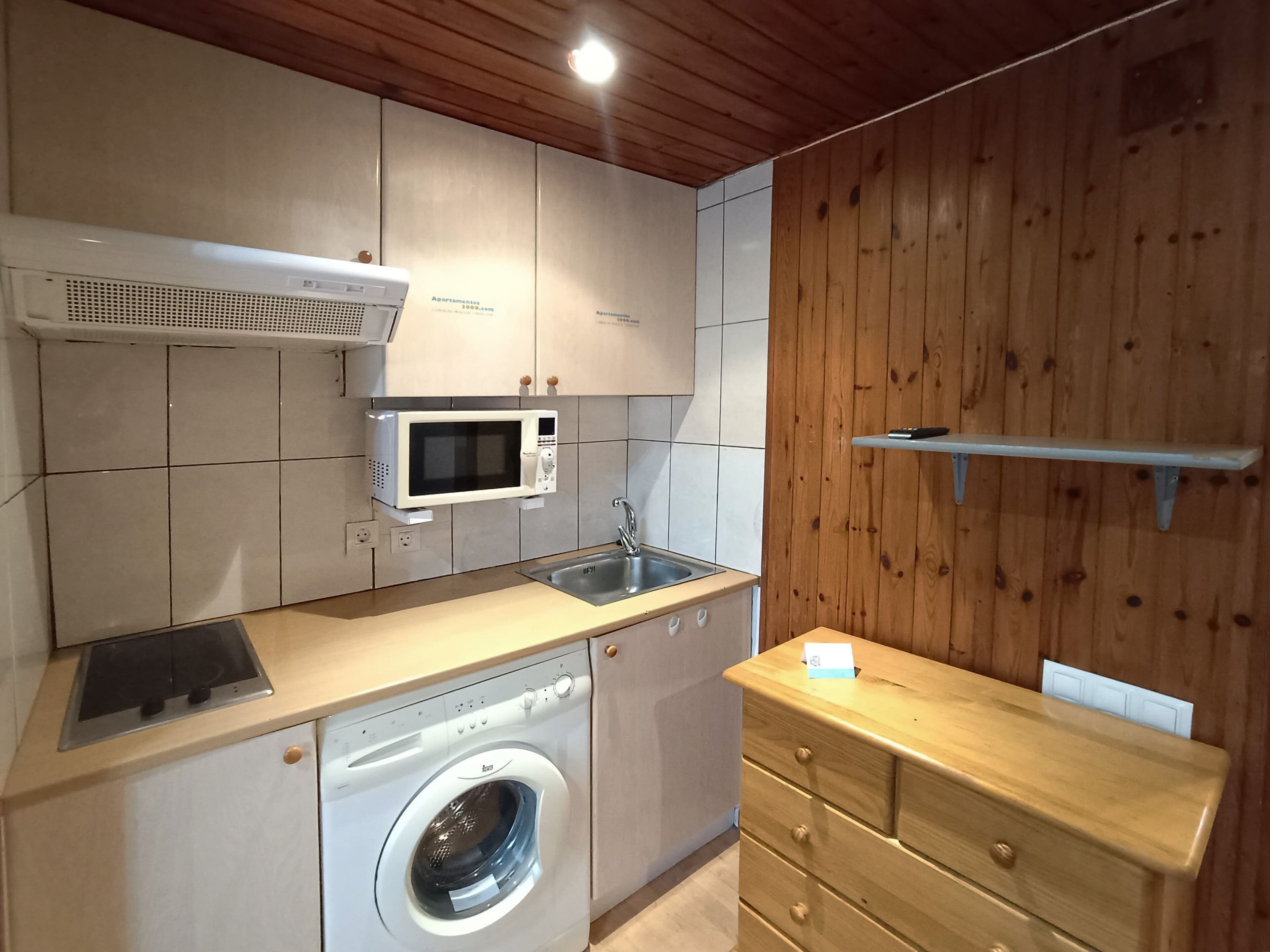 ベーシック アパートメント | 専用キッチン | 大型冷蔵庫、電子レンジ、コンロ、コーヒー / ティーメーカー