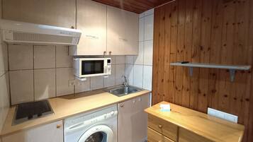 Appartamento Basic | Cucina privata | Frigorifero con congelatore, microonde, piano cottura