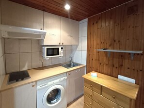 Căn hộ cơ bản | Bếp riêng | Tủ lạnh, lò vi sóng, bếp nấu, dụng cụ pha cà phê/trà