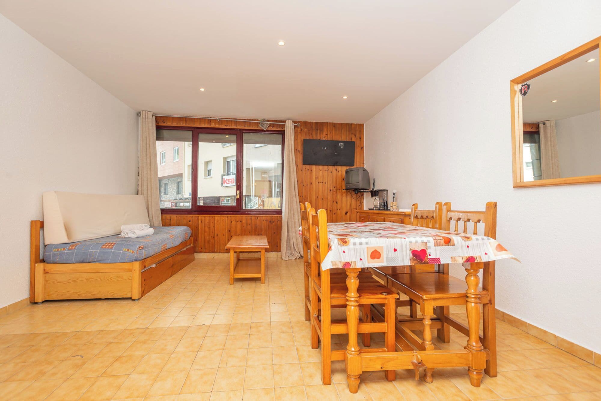 Estudio básico ( for 4 people) | Zona de estar | Televisión de 21 pulgadas con canales digitales