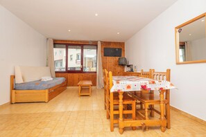 Studio Basic ( for 4 people) | Vardagsrum | 21-tums tv med digitalkanaler