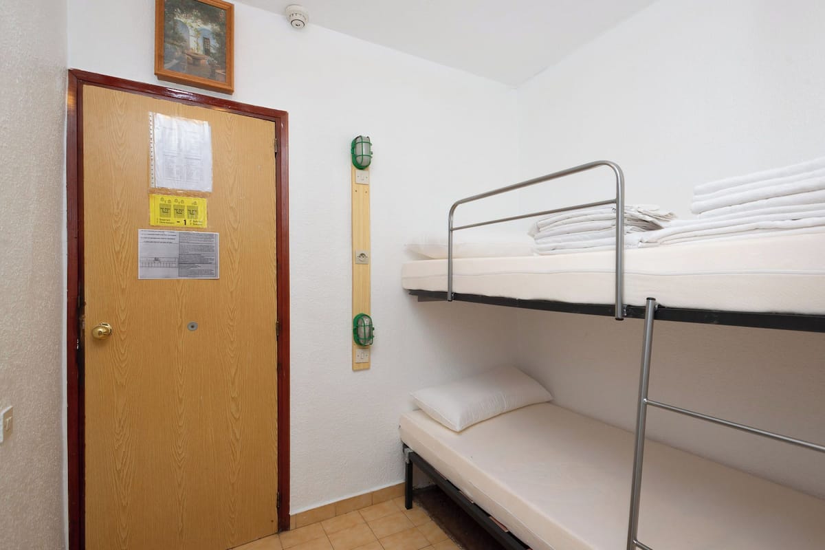 1 sovrum, individuell inredning, strykjärn/strykbräda och sängkläder