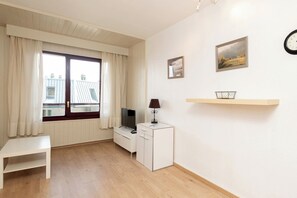 Traditionele studio, Meerdere bedden (for 2 people) | Woonruimte | Een 21-inch televisie met digitale zenders