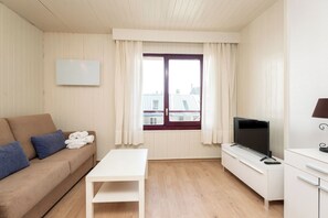 Traditionele studio, Meerdere bedden (for 2 people) | Woonruimte | Een 21-inch televisie met digitale zenders
