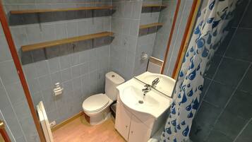 Eenvoudig appartement | Badkamer | Een diep bad, handdoeken