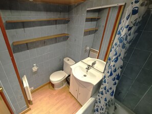 Studio (for 5 people) | Bathroom | Deep soaking tub, towels