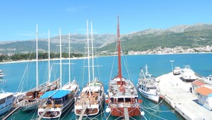 A marina with several sailboats docked, a pier, and a mountainous backdrop. - Apartments Rooms PORAT (Split)