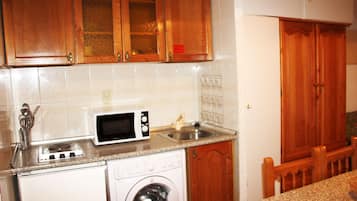 Estudio (for 4 people) | Cocina privada | Refrigerador con congelador, cafetera y tetera y utensilios de cocina