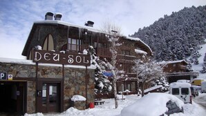 A stone building with a sign reading "DEUSOL". - Deusol 3000 (Soldeu)