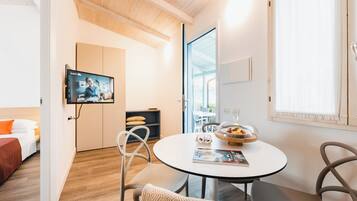 Premium bedding, in-room safe, free WiFi, bed sheets