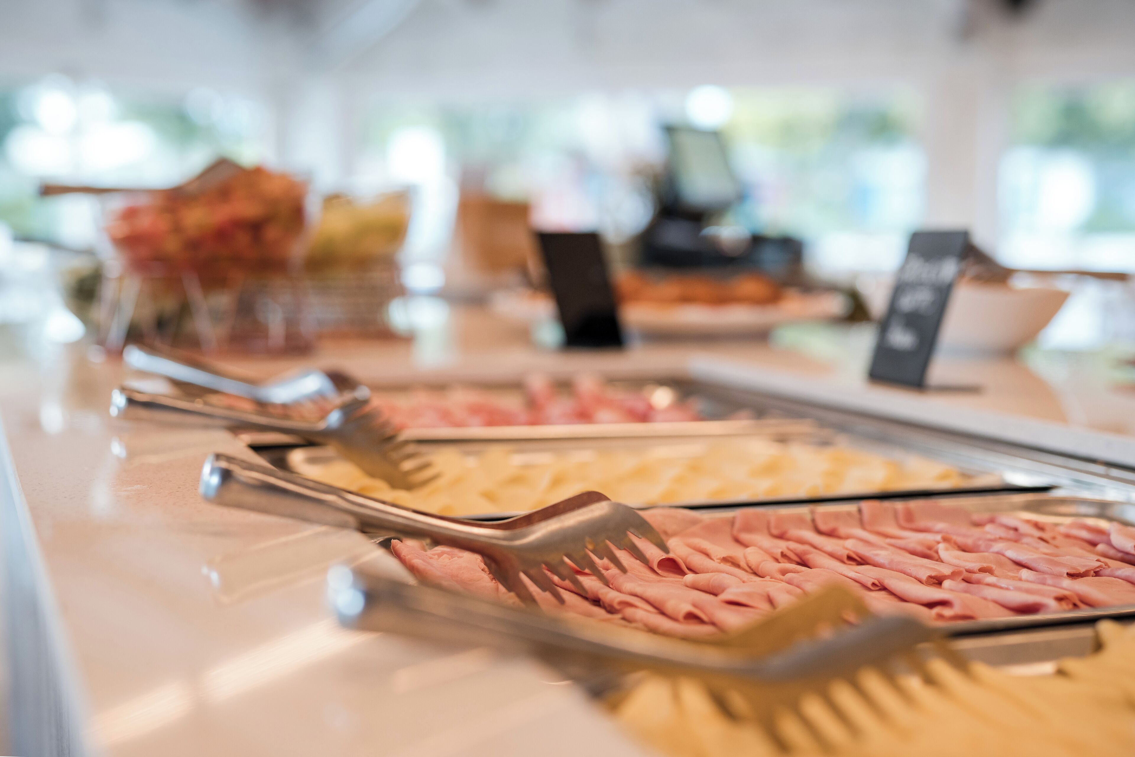 Een buffet met verschillende soorten eten en bestek.