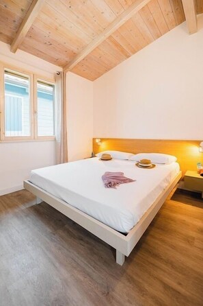 Premium bedding, in-room safe, free WiFi, bed sheets