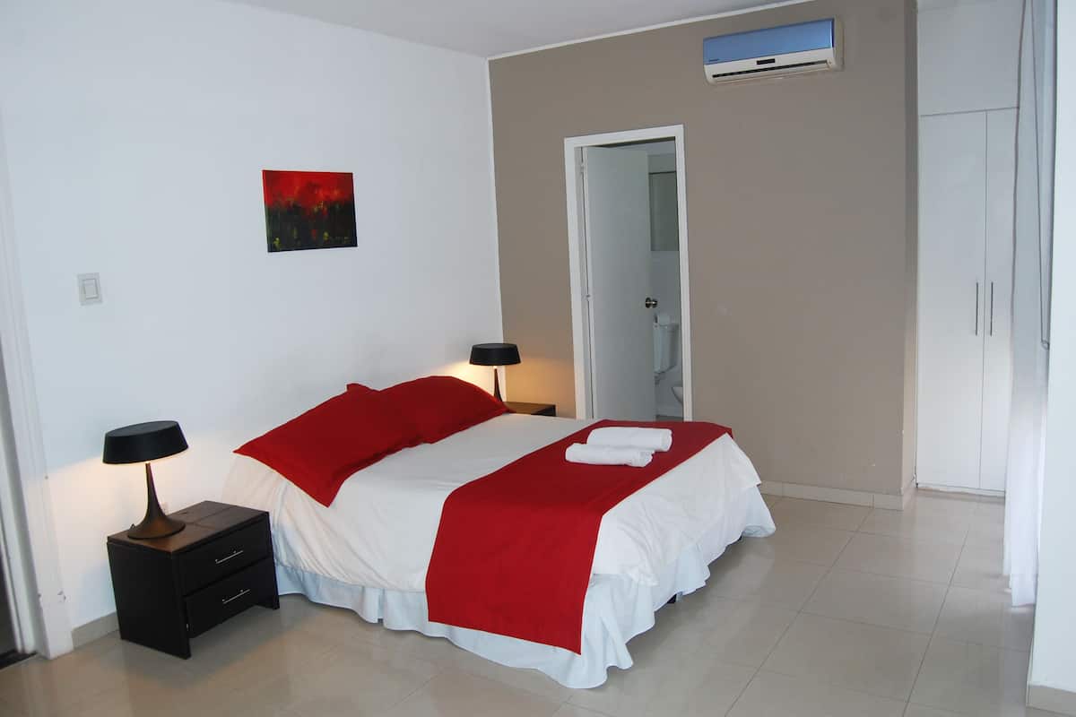 Quarto casal superior | Frigobar, cofres nos quartos, cortinas blackout, berços grátis