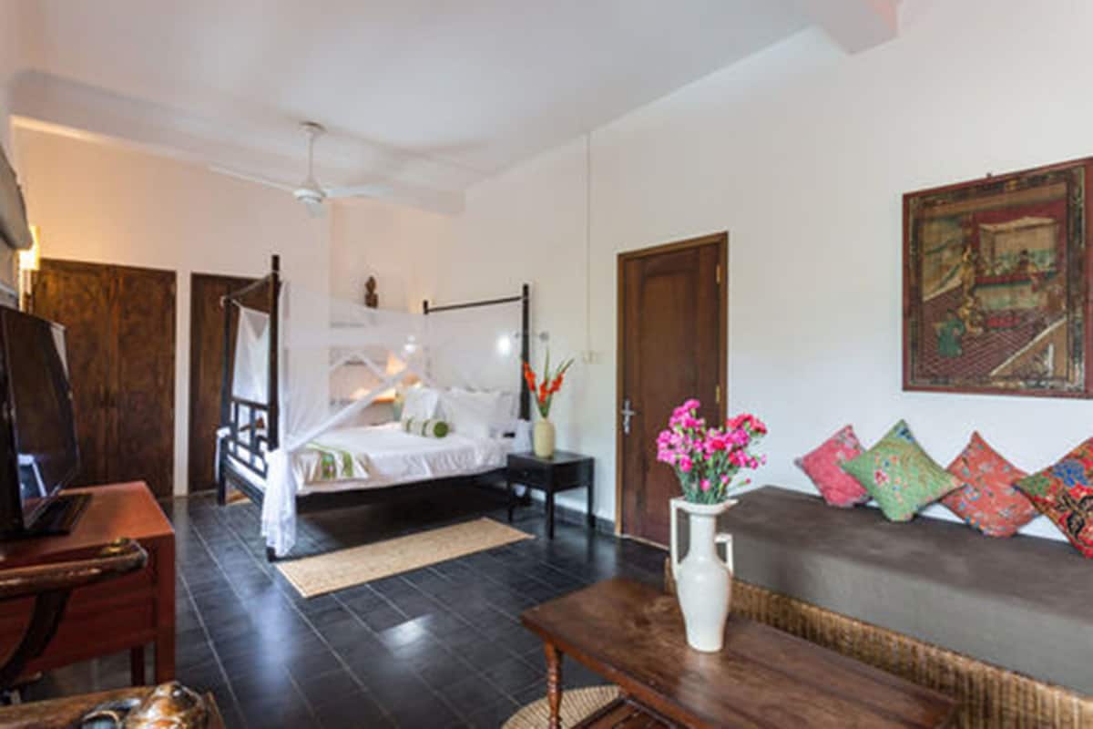Habitación superior (One Queen Size Bed) | Ropa de cama de alta calidad, caja fuerte, escritorio