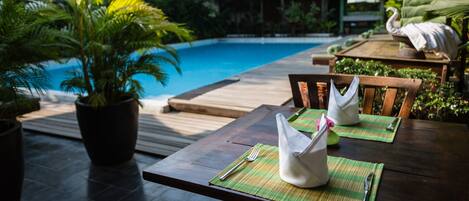 Petit déjeuner, déjeuner et dîner servis sur place, vue sur la piscine