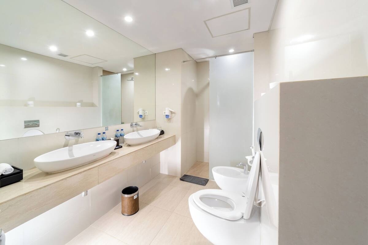 presidential suite | bathroom | free toiletries, hair dryer, slippers, towels