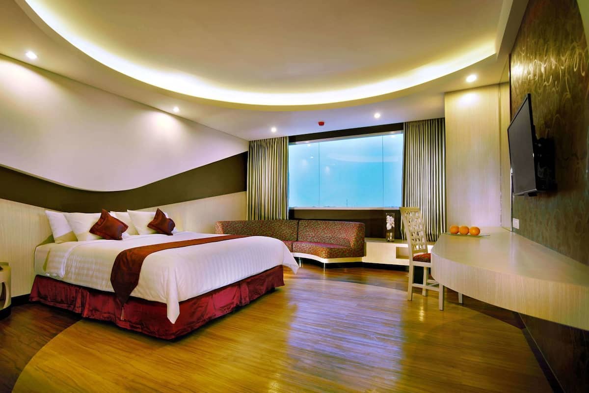 In-room safe, free WiFi, bed sheets