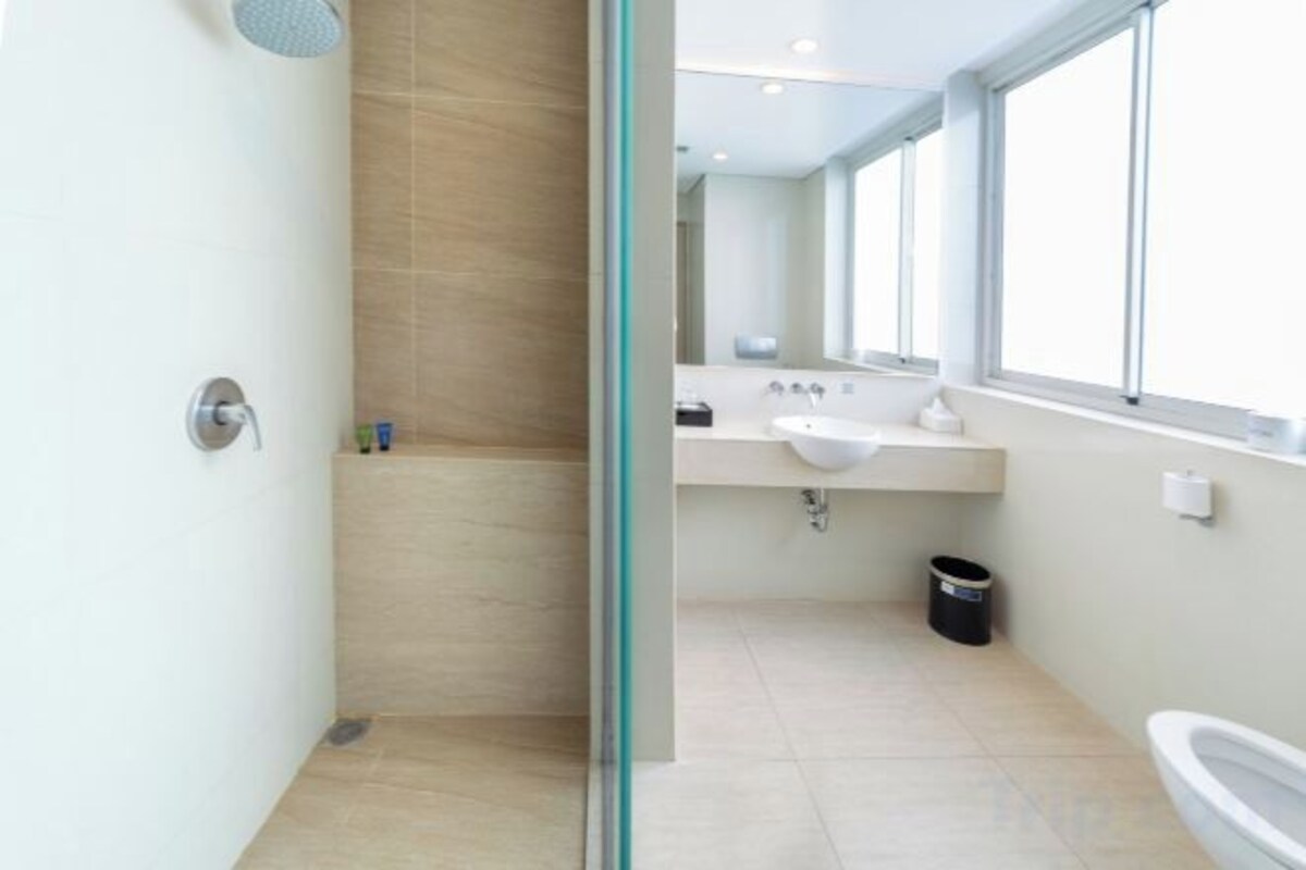 Articles de toilette gratuits, sèche-cheveux, chaussons