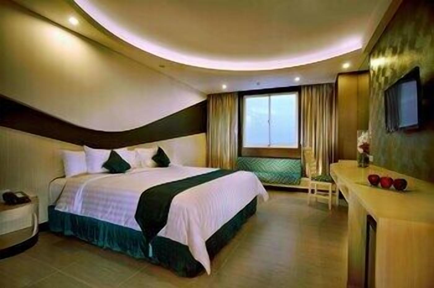 In-room safe, free WiFi, bed sheets