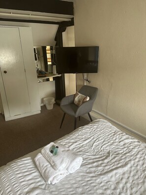 Habitación básica doble, baño privado | 1 dormitorio